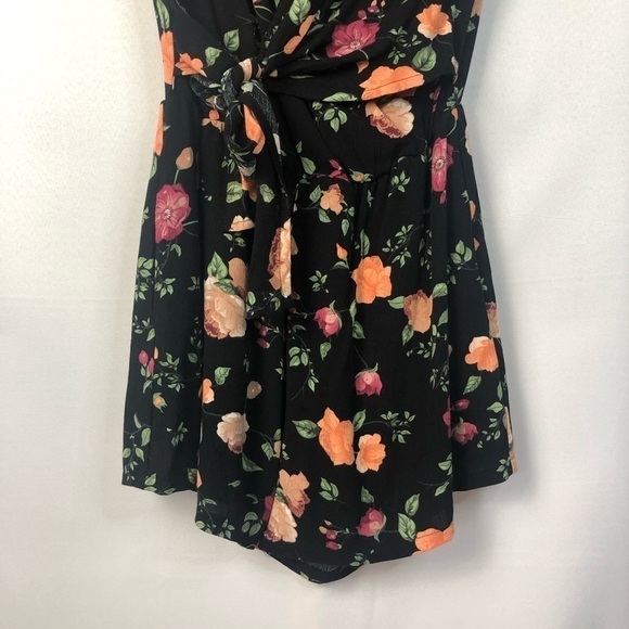 Boutique Ninexis Black Floral Surplice Wrap Short Sleeve Romper S - Picture 10 of 12